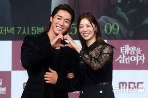 【フォト】ポーズを取る『太陽を飲み込んだ女』のキャストたち