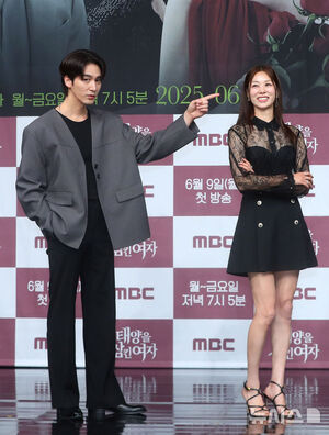 【フォト】ポーズを取る『太陽を飲み込んだ女』のキャストたち