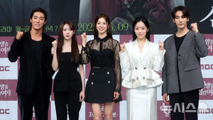 【フォト】ポーズを取る『太陽を飲み込んだ女』のキャストたち