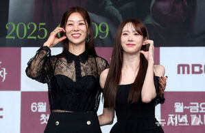 【フォト】ポーズを取る『太陽を飲み込んだ女』のキャストたち