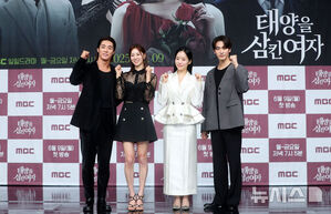 【フォト】ポーズを取る『太陽を飲み込んだ女』のキャストたち