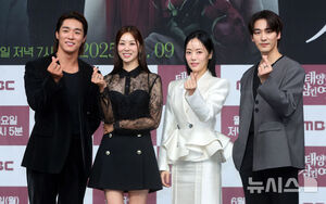 【フォト】ポーズを取る『太陽を飲み込んだ女』のキャストたち