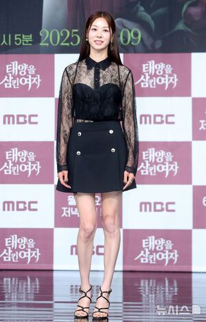 【フォト】ポーズを取る『太陽を飲み込んだ女』のキャストたち