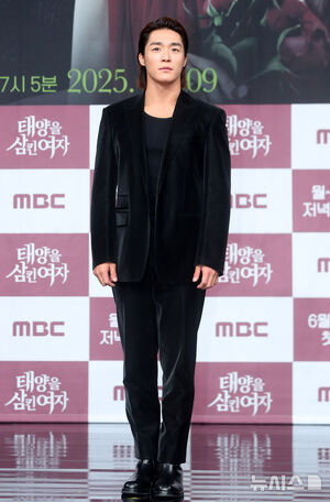 【フォト】ポーズを取る『太陽を飲み込んだ女』のキャストたち