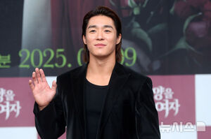 【フォト】ポーズを取る『太陽を飲み込んだ女』のキャストたち