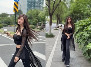 クララ、街角をグラビア撮影現場に…タンクトップ&レギンス姿で健康的な魅力あふれるスタイル