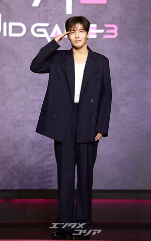 【フォト】カン・ハヌル、びしっと敬礼ポーズ