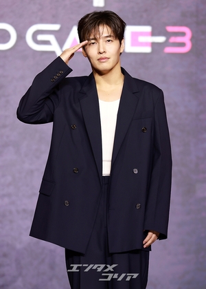 【フォト】カン・ハヌル、びしっと敬礼ポーズ