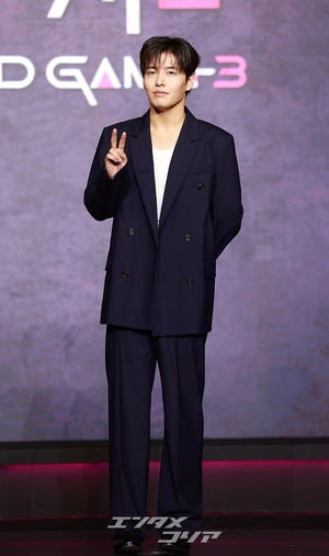 【フォト】カン・ハヌル、びしっと敬礼ポーズ