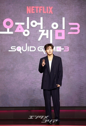 【フォト】カン・ハヌル、びしっと敬礼ポーズ