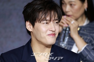 【フォト】カン・ハヌル、びしっと敬礼ポーズ