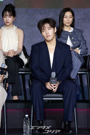 【フォト】カン・ハヌル、びしっと敬礼ポーズ