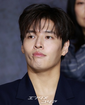 【フォト】カン・ハヌル、びしっと敬礼ポーズ