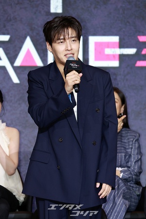 【フォト】カン・ハヌル、びしっと敬礼ポーズ