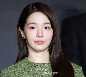 【フォト】パク・ギュヨン、超ミニワンピ姿で美脚アピール