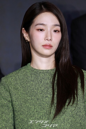 【フォト】パク・ギュヨン、超ミニワンピ姿で美脚アピール