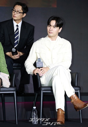 【フォト】イ・ジヌク、女心を刺激する白コーデ