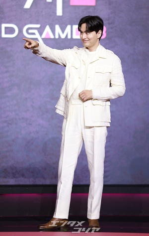 【フォト】イ・ジヌク、女心を刺激する白コーデ