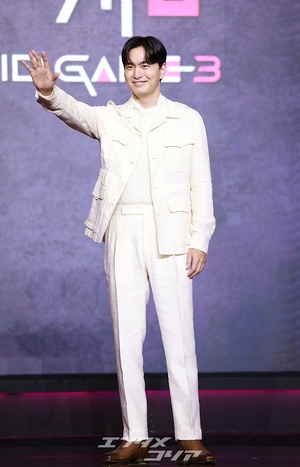 【フォト】イ・ジヌク、女心を刺激する白コーデ