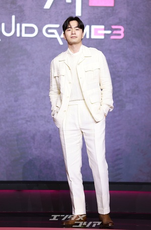 【フォト】イ・ジヌク、女心を刺激する白コーデ