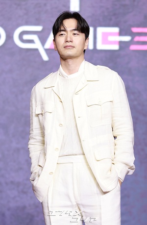 【フォト】イ・ジヌク、女心を刺激する白コーデ