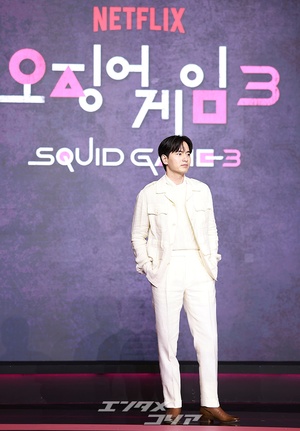 【フォト】イ・ジヌク、女心を刺激する白コーデ