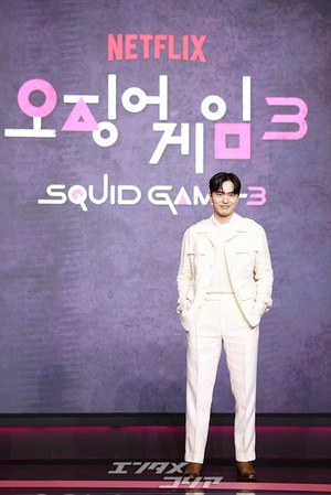 【フォト】イ・ジヌク、女心を刺激する白コーデ