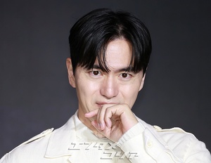 【フォト】イ・ジヌク、女心を刺激する白コーデ