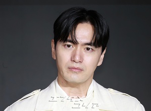 【フォト】イ・ジヌク、女心を刺激する白コーデ