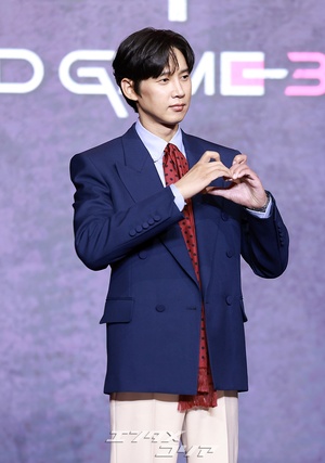 【フォト】パク・ソンフン、『イカゲーム』めぐるAV騒動乗り越え明るい表情