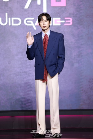 【フォト】パク・ソンフン、『イカゲーム』めぐるAV騒動乗り越え明るい表情