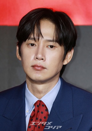 【フォト】パク・ソンフン、『イカゲーム』めぐるAV騒動乗り越え明るい表情