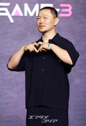 【フォト】ヤン・ドングン、クールにハートのポーズ