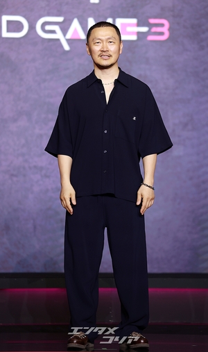 【フォト】ヤン・ドングン、クールにハートのポーズ