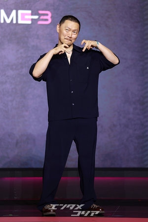 【フォト】ヤン・ドングン、クールにハートのポーズ