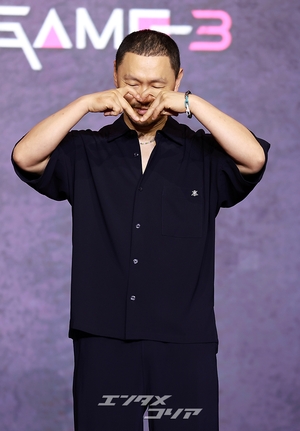 【フォト】ヤン・ドングン、クールにハートのポーズ