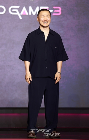 【フォト】ヤン・ドングン、クールにハートのポーズ