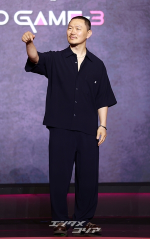 【フォト】ヤン・ドングン、クールにハートのポーズ