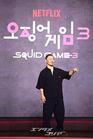 【フォト】ヤン・ドングン、クールにハートのポーズ