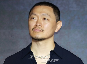 【フォト】ヤン・ドングン、クールにハートのポーズ