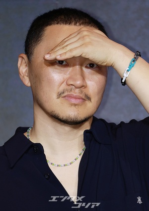 【フォト】ヤン・ドングン、クールにハートのポーズ