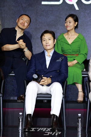 【フォト】ソフトなほほ笑みのイ・ビョンホン「フロントマンとしてあいさつします」