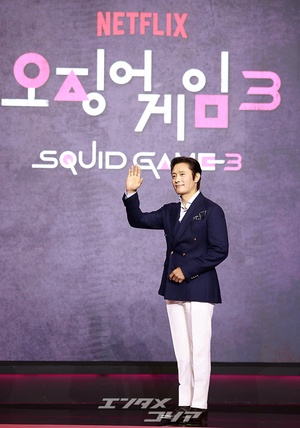 【フォト】ソフトなほほ笑みのイ・ビョンホン「フロントマンとしてあいさつします」