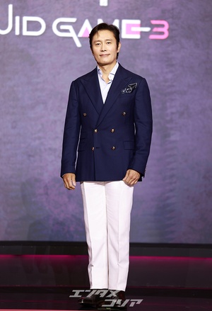 【フォト】ソフトなほほ笑みのイ・ビョンホン「フロントマンとしてあいさつします」