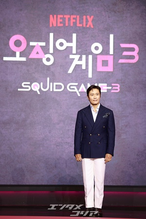 【フォト】ソフトなほほ笑みのイ・ビョンホン「フロントマンとしてあいさつします」