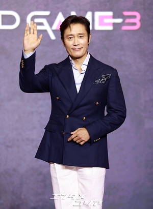 【フォト】ソフトなほほ笑みのイ・ビョンホン「フロントマンとしてあいさつします」