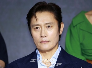 【フォト】ソフトなほほ笑みのイ・ビョンホン「フロントマンとしてあいさつします」