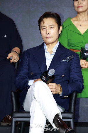 【フォト】ソフトなほほ笑みのイ・ビョンホン「フロントマンとしてあいさつします」