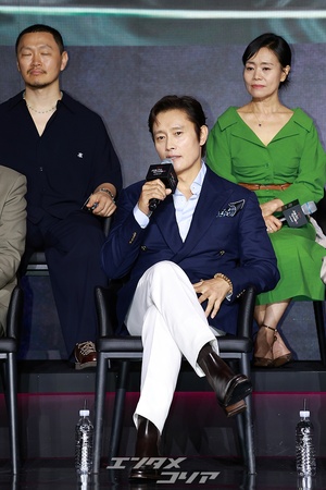 【フォト】ソフトなほほ笑みのイ・ビョンホン「フロントマンとしてあいさつします」