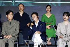 【フォト】ソフトなほほ笑みのイ・ビョンホン「フロントマンとしてあいさつします」